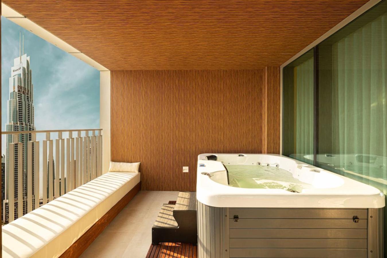 Seraya 5 - 4bdr - Burj Views - Private Jacuzzi