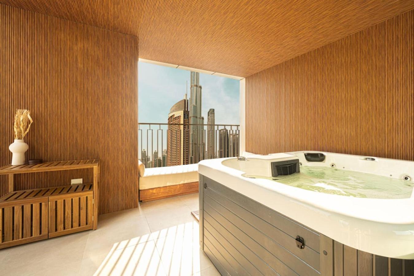 Seraya 5 - 4bdr - Burj Views - Private Jacuzzi Apartment *